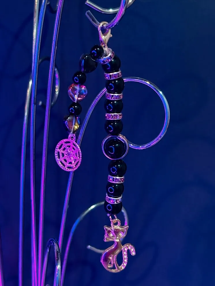 Black cat keychain — handmade keychain by Beadiverse