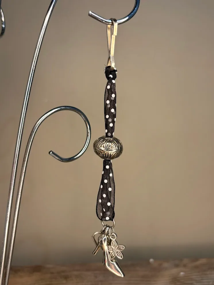 Ribbon high heel keychain 2