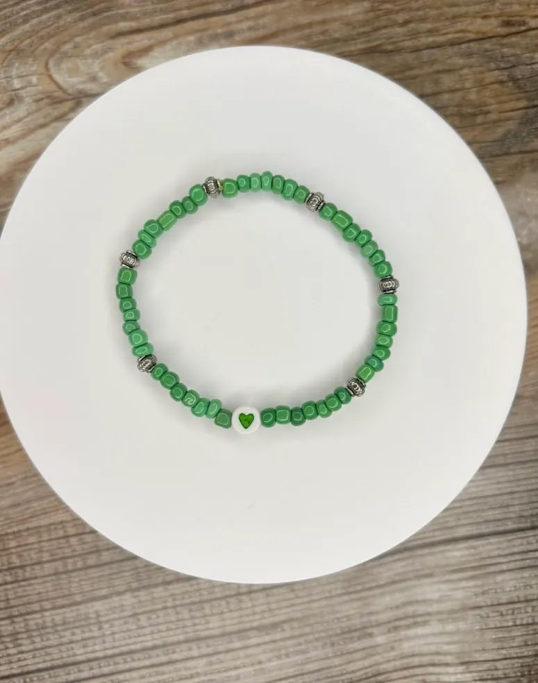 Green seed heart bracelet — handmade bracelet by Beadiverse