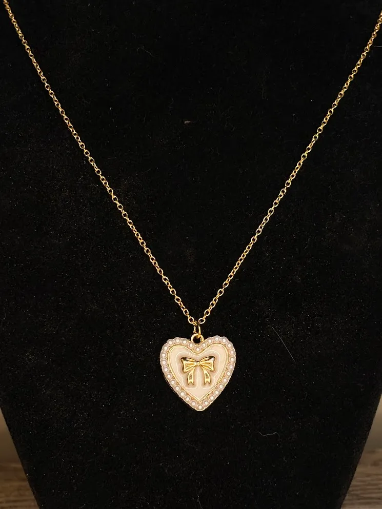 Pearl sweetheart necklace — handmade necklace by Beadiverse
